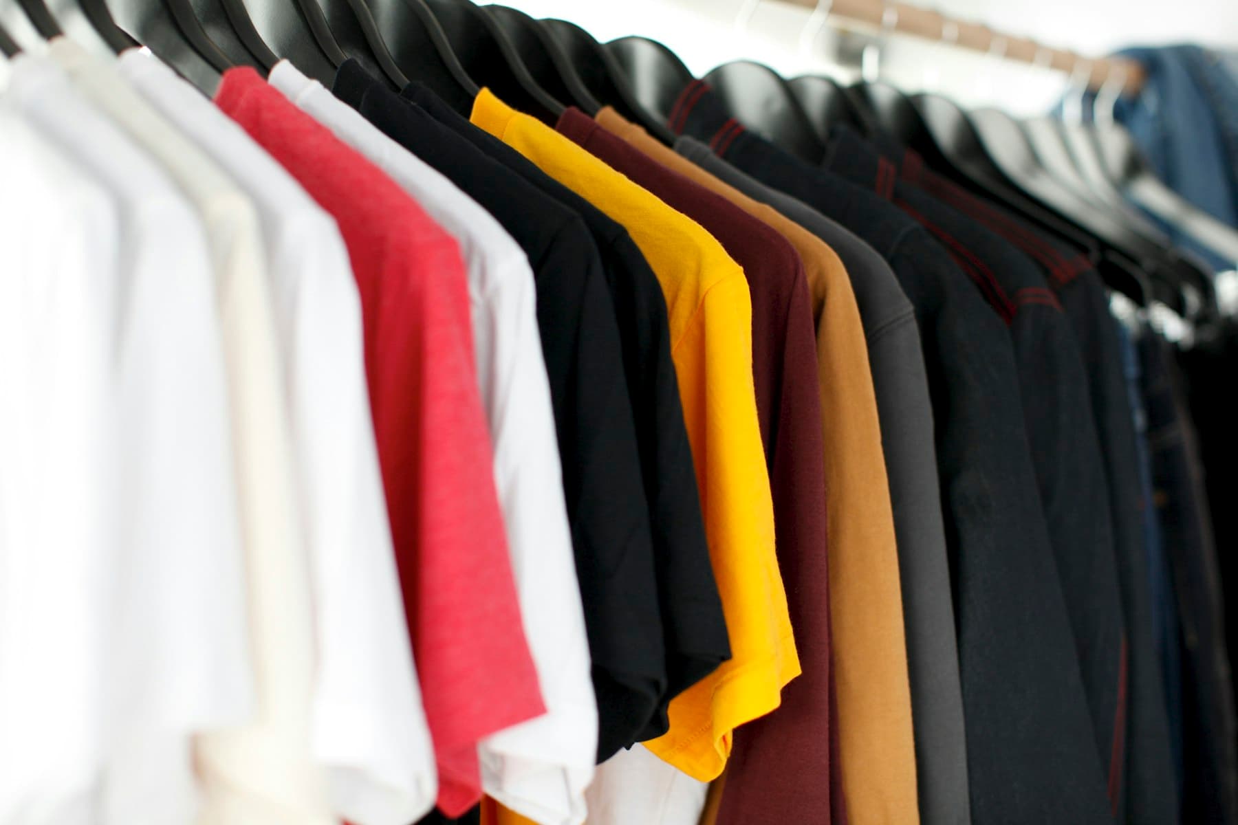 Portant de T-shirts unis de toutes les couleurs, prêts à être imprimés