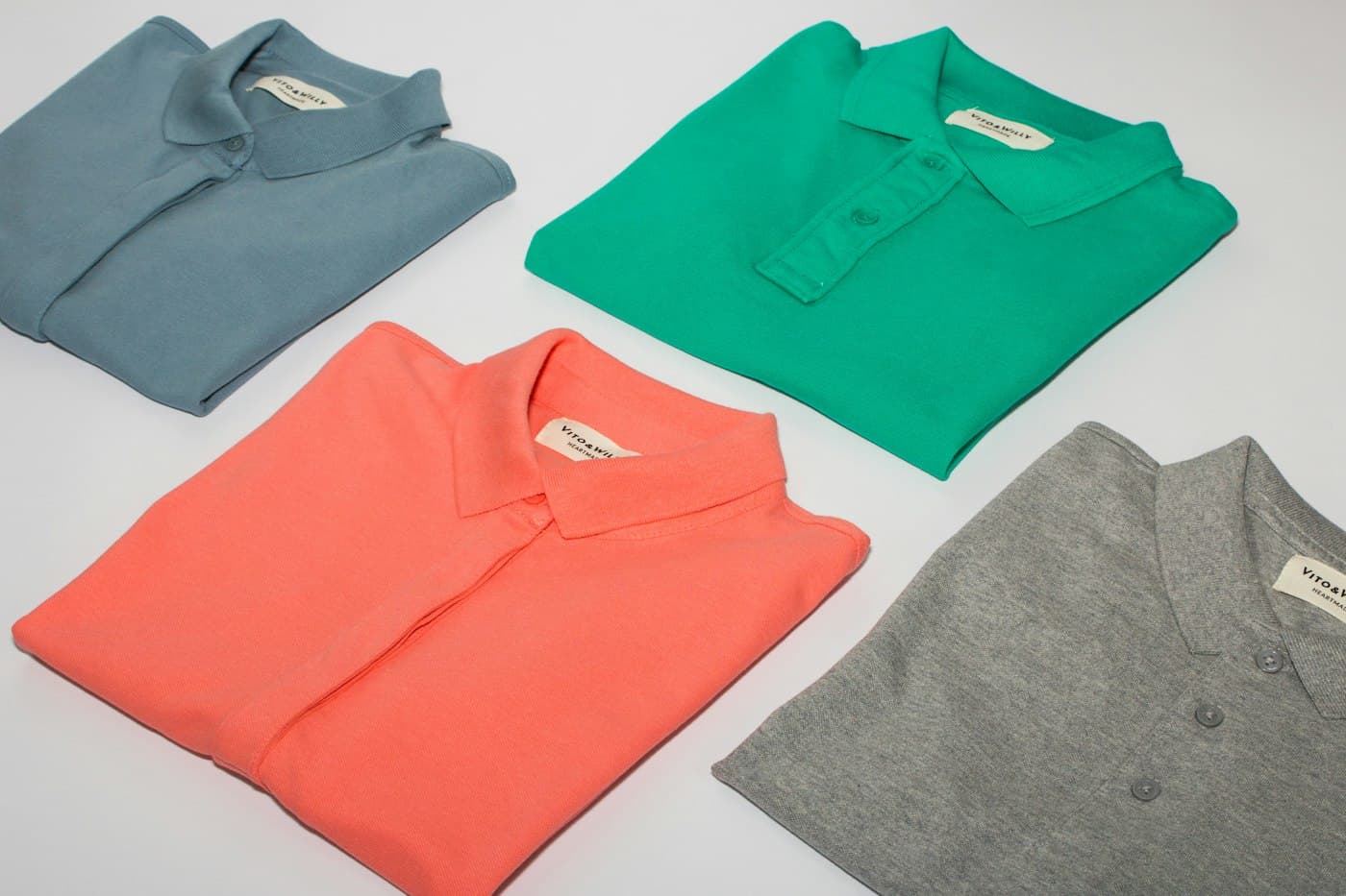 Polos unis pliés de plusieurs couleurs