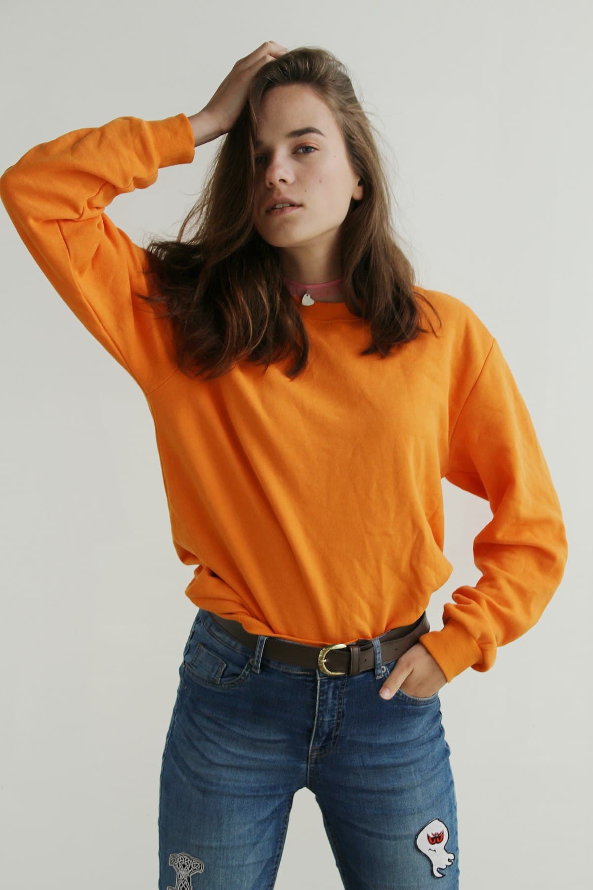 Personne portant un sweat orange uni